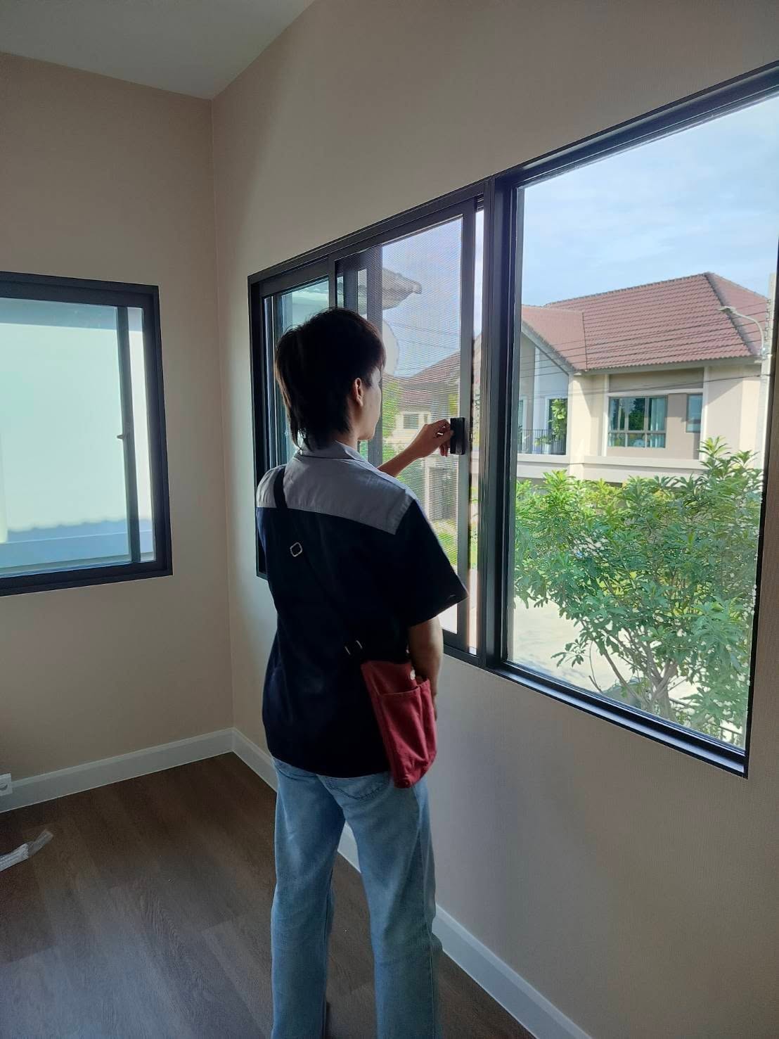 มุ้งลวดบานประตูข้างบันได